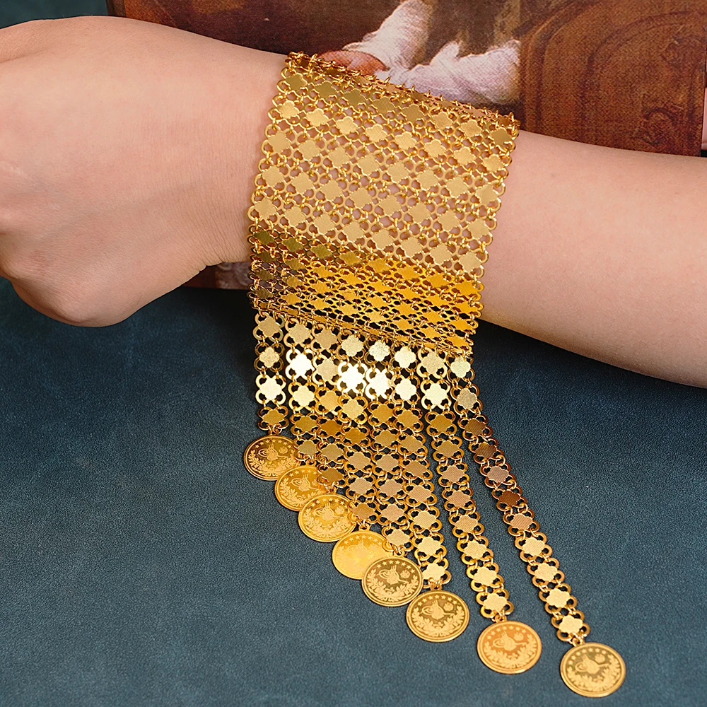 Bracelet plaqué or avec pompon - Ethnic Luxe Fashion avis et prix